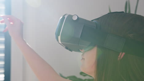 Frau-Mit-VR-Headset-Interagiert-In-Einer-Computergenerierten-Umgebung